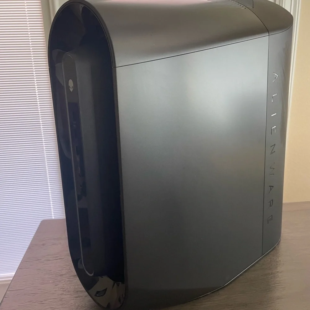 Alienware Aurora R10 GAMING PC - Picture 5 of 8